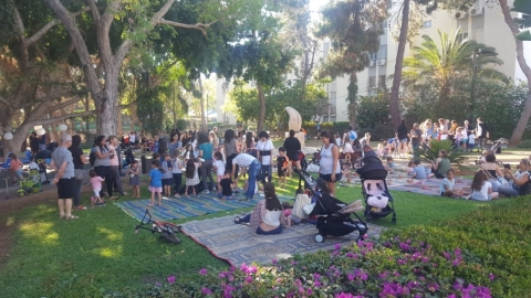 שבועות בהרצליה הצעירה.jpg